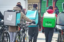 Dostawcy jedzenia z Deliveroo i Uber Eats (Shutterstock)