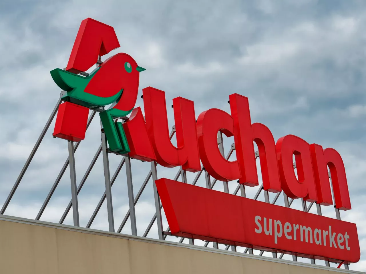 W sieci Auchan można już skorzystać z płatności odroczonych (fot. Łukasz Rawa/wiadomoscihandlowe.pl)