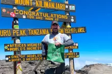 Andy Reid dostarczył burgera na szczyt Kilimandżaro (Uber Eats)