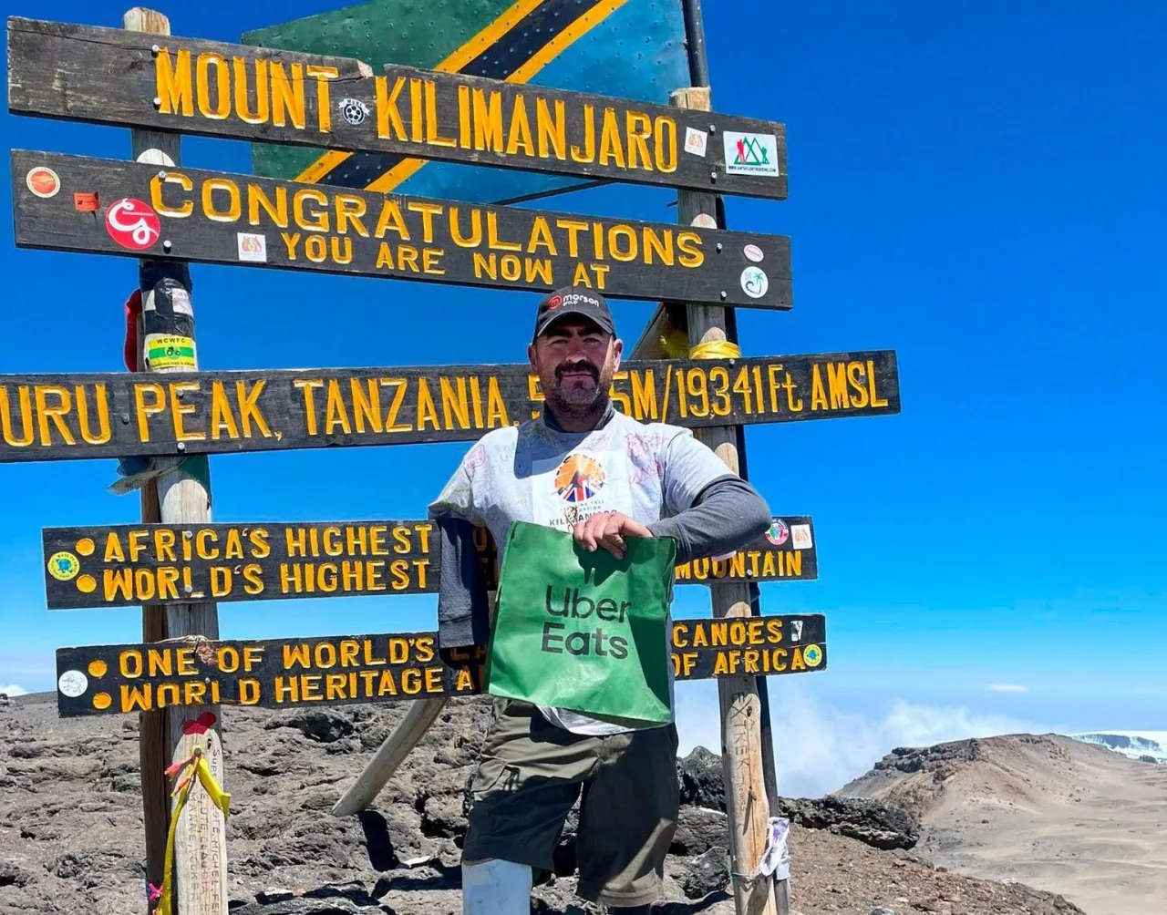 Andy Reid dostarczył burgera na szczyt Kilimandżaro (Uber Eats)