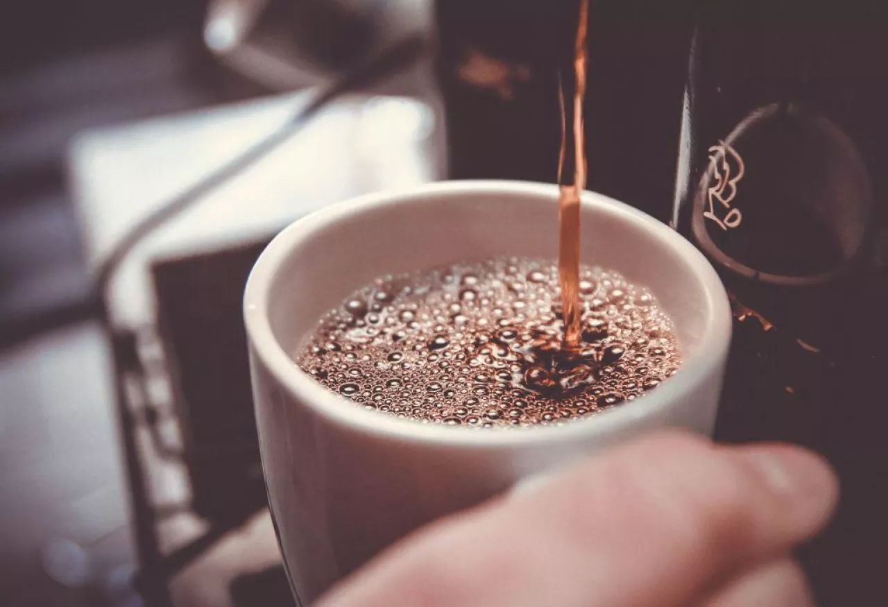 Trzy czwarte respondentów pije kawę co najmniej raz dziennie (fot. John Schnobrich/Unsplash)