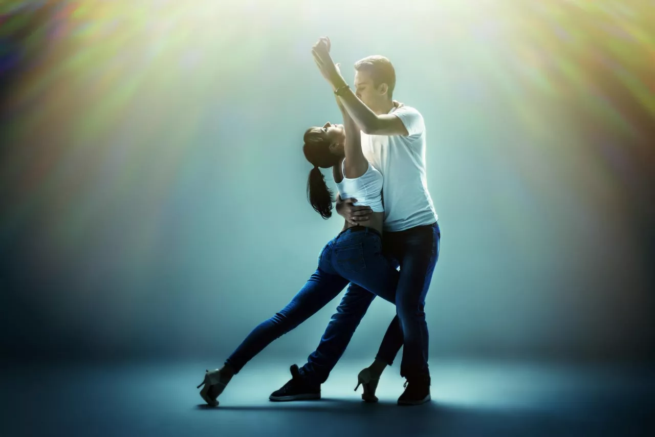 Para tańcząca kizombę (Shutterstock)