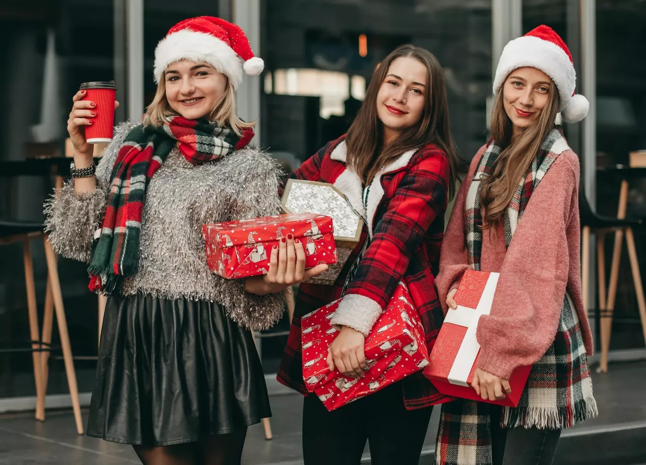 Te panie (chyba) zrobiły już bożonarodzeniowe zakupy (fot. Shutterstock)