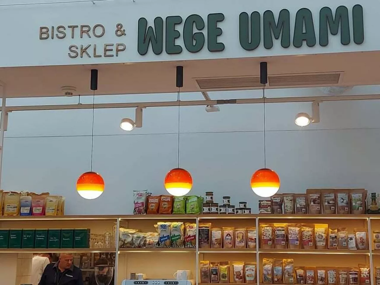 Wege Umami to koncept restauracyjny łączący zróżnicowaną kuchnię wegetariańską i wegańską ze sprzedażą produktów spożywczych (wiadomoscihandlowe.pl)