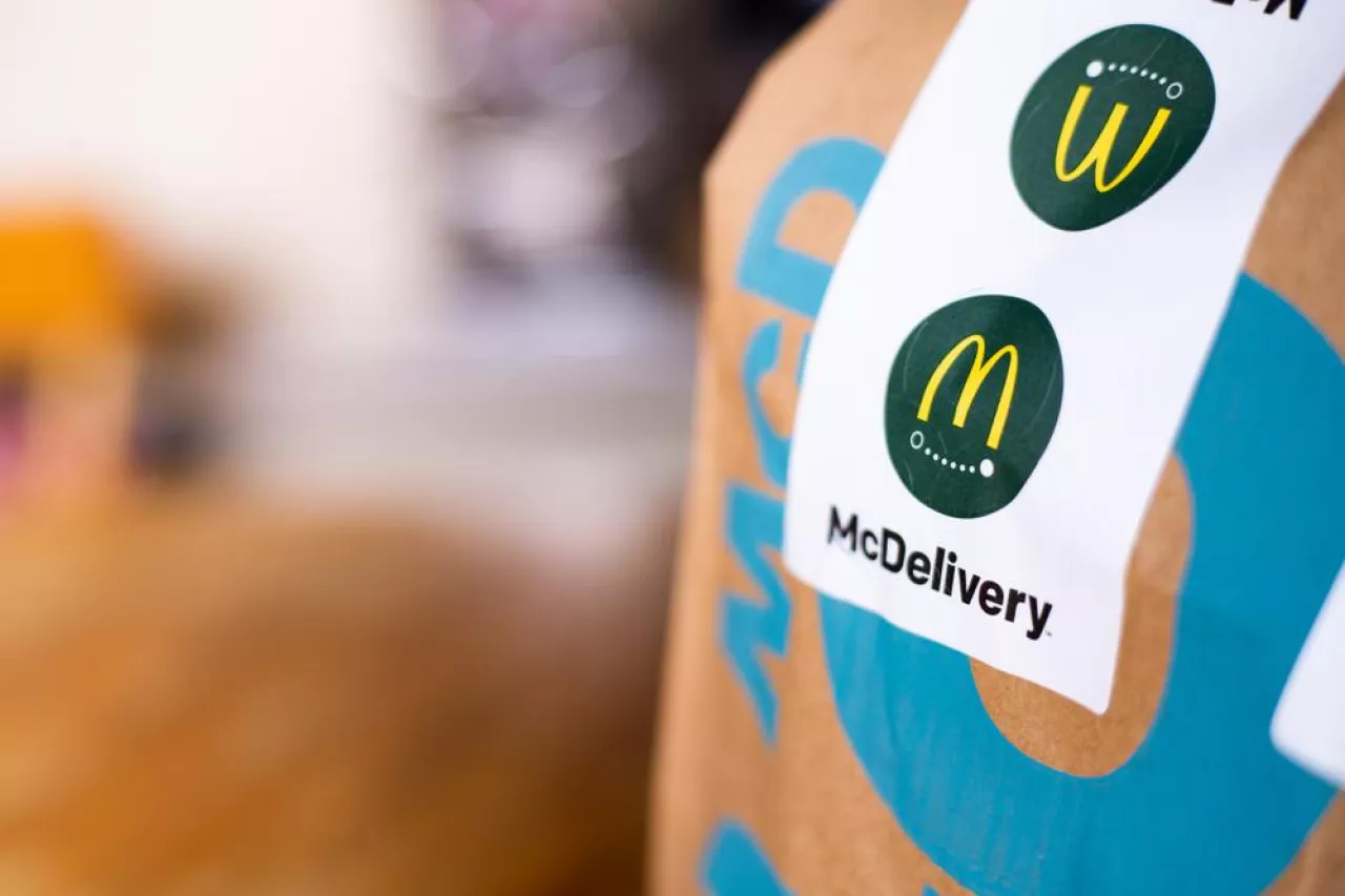 McDonald‘s poprawił wyniki sprzedaży. Spółka stawia na rozwój franczyzy, sprzedaż na wynos i dostawy do domu