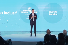 Alexandre Bompard, prezes Grupy Carrefour, prezentujący strategię rozwoju do 2026 r.