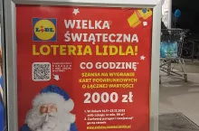 Wielka Świąteczna Loteria Lidla, plakat przed sklepem (wiadomoscihandlowe.pl)