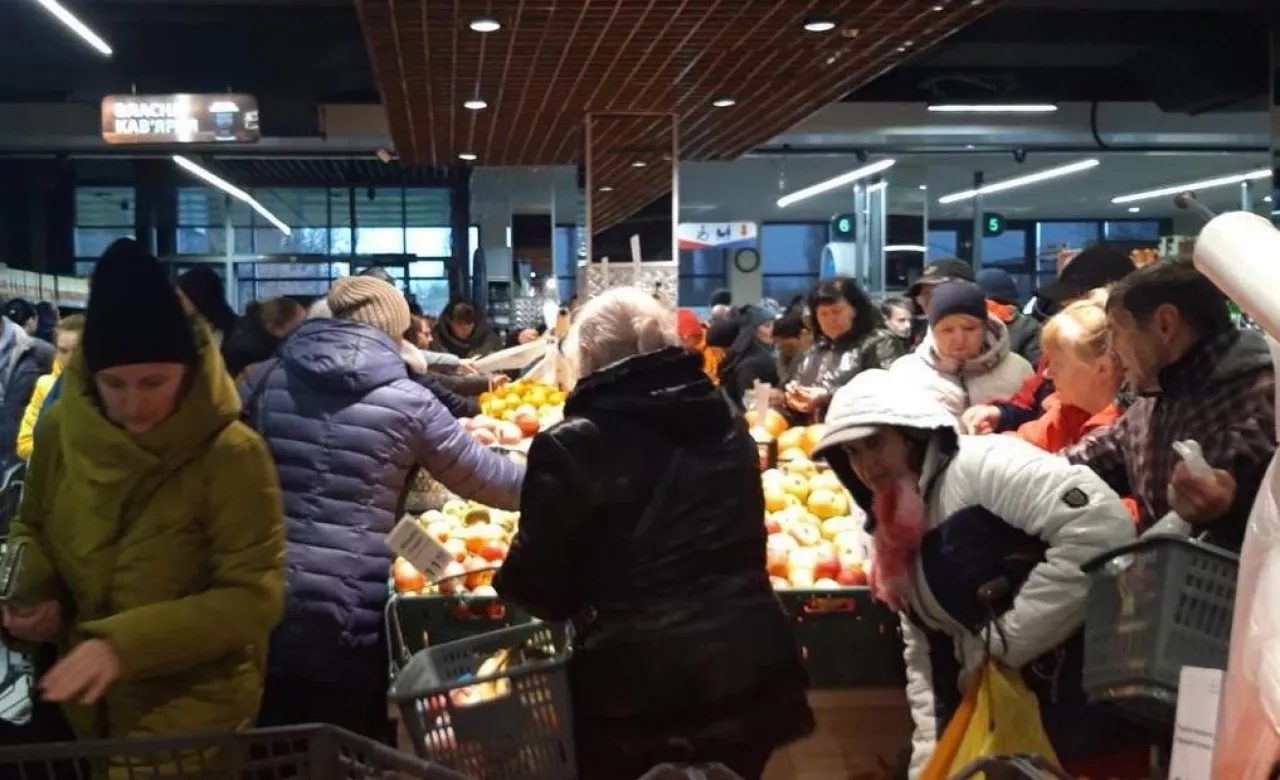 Na zdj. klienci w supermarkecie ATB w Chersoniu (fot. za: Telegram)
