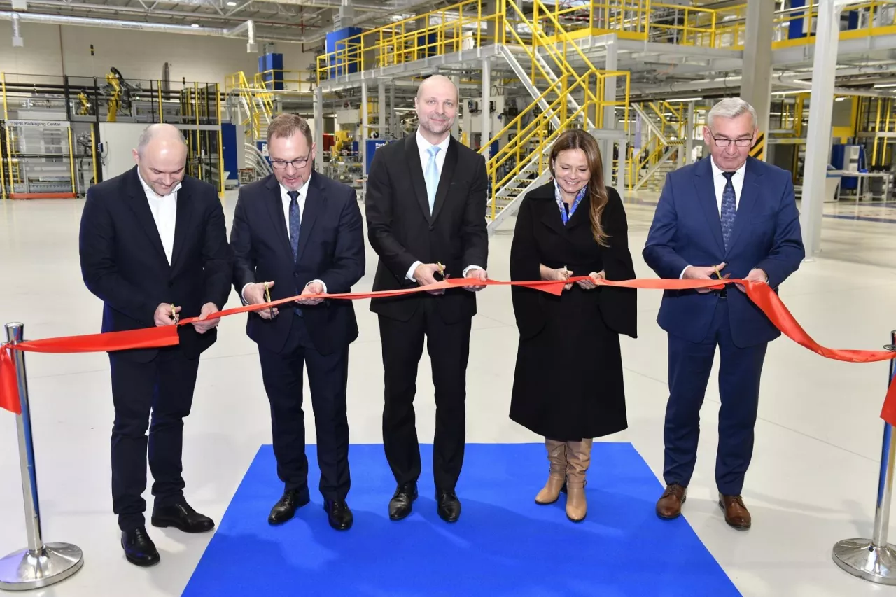 Na zdj. otwarcie nowych linii produkcyjnych wieczek do puszek oraz parku maszynowego Canpacku (fot. mat. prasowe)