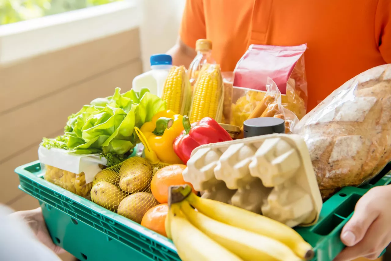 Dostawa zakupów spożywczych (Shutterstock)