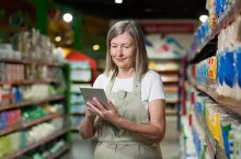 Pracownica sklepu spożywczego (fot. Shutterstock)