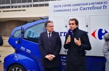 Alexandre Bompard (z prawej) prezentuje autonomiczny pojazd elektryczny, który zasili flotę Carrefoura (fot. A.Bompard/Carrefour)