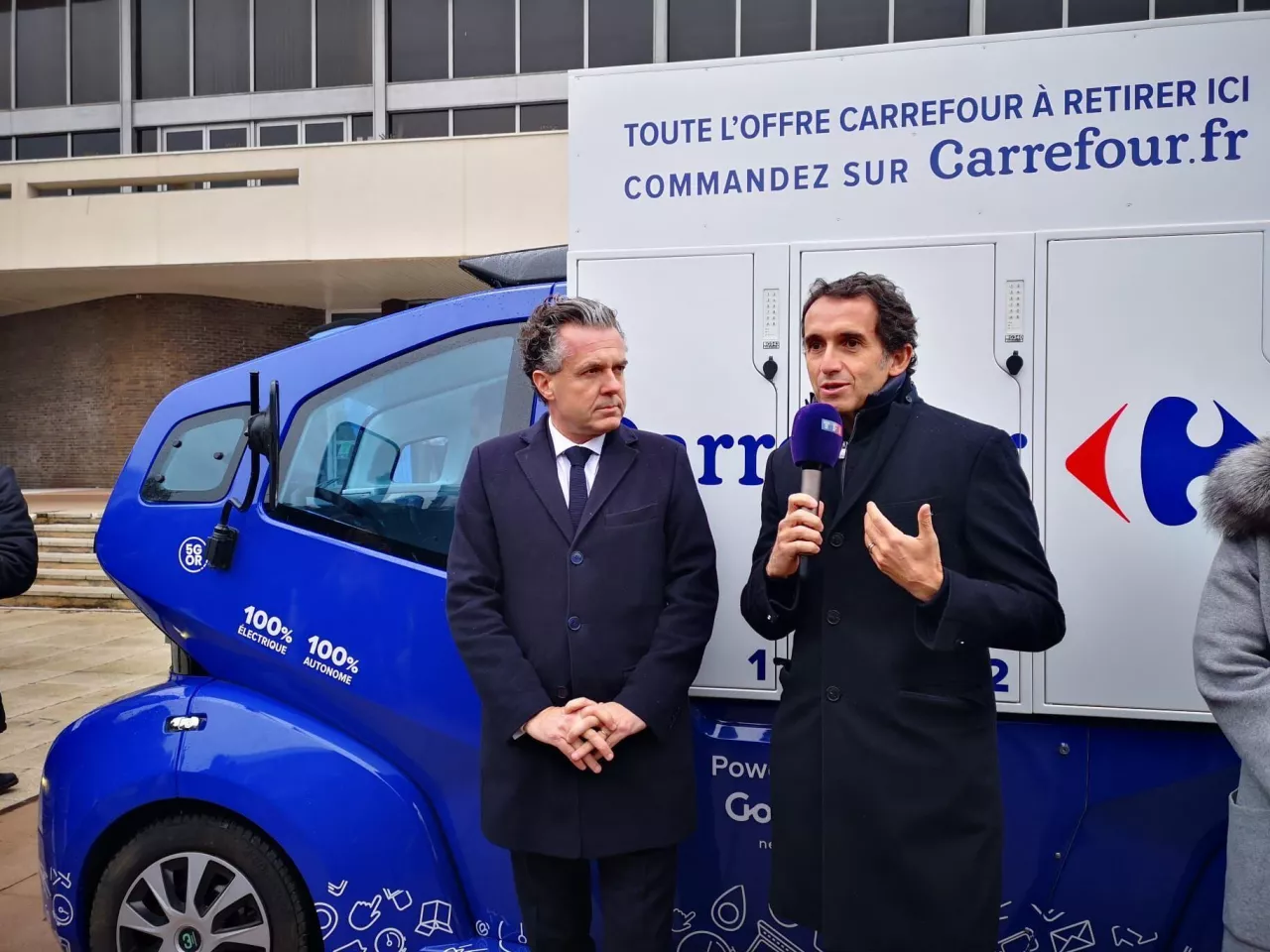 Alexandre Bompard (z prawej) prezentuje autonomiczny pojazd elektryczny, który zasili flotę Carrefoura (fot. A.Bompard/Carrefour)
