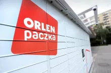 Na zdj. automat paczkowy z logo Orlen Paczki (fot. PKN Orlen)