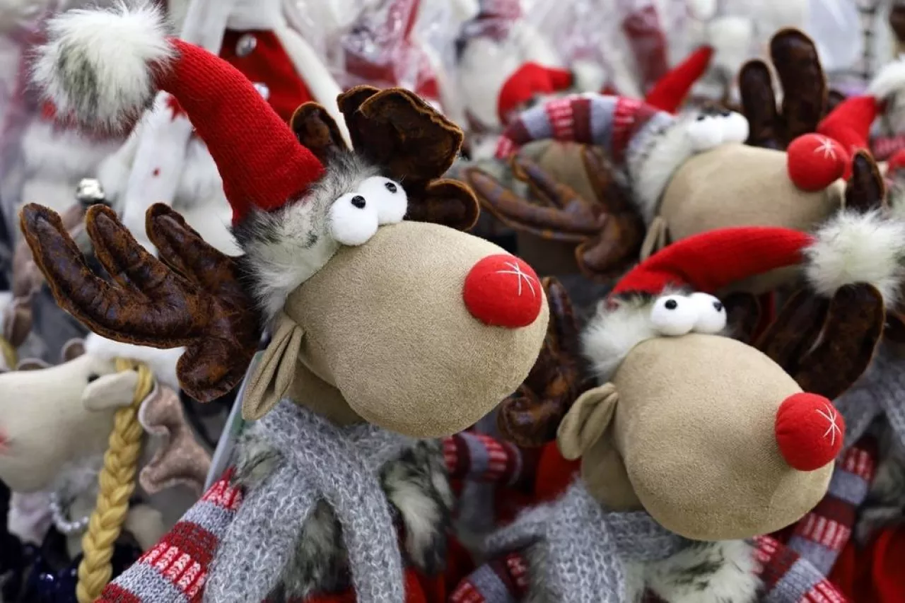 Polacy w tym roku będą oszczędzać na świątecznych prezentach (Shutterstock)