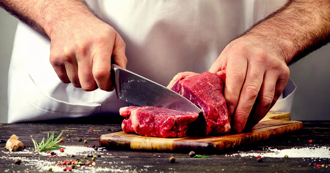 Właściciel zakładów mięsnych Zbyszko oskarżony o oszustwa na ponad 23 mln zł (Shutterstock)