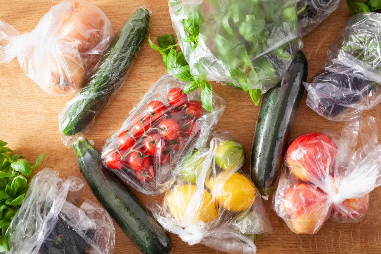 Za wprowadzeniem zakazu sprzedaży owoców i warzyw w plastikowych opakowaniach opowiada się 65 proc. Polaków (Shutterstock)