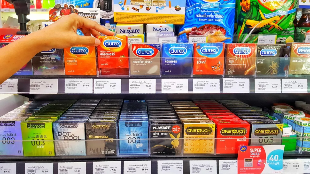 Prezerwatywy na półce sklepowej (fot. Koy_Hipster/Shutterstock)