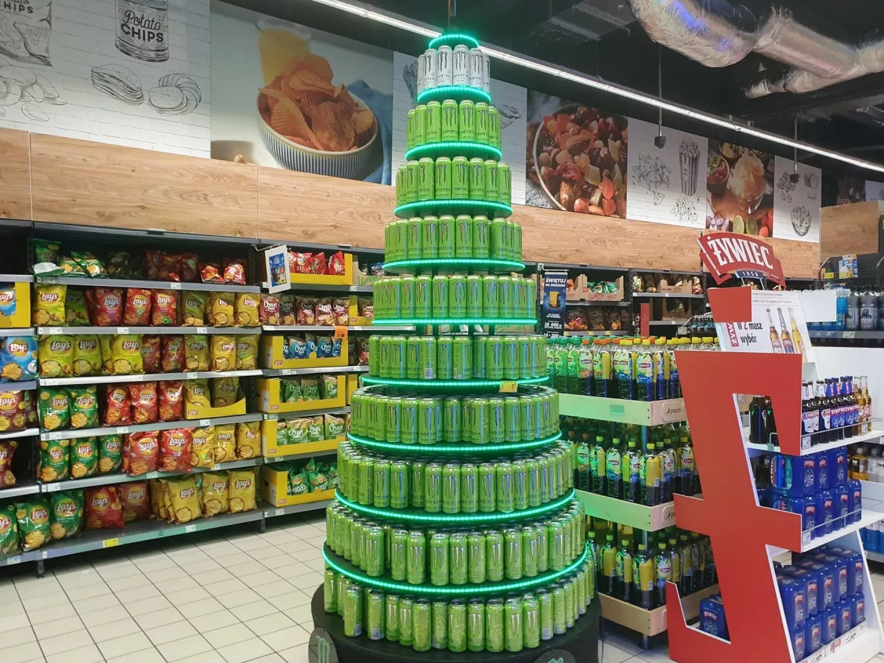 Na zdj. świąteczna ”choinka” w supermarkecie Carrefour w Warszawie (fot. wiadomoscihandlowe.pl)