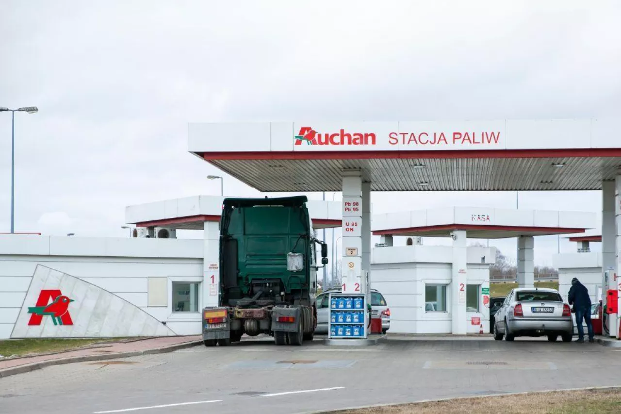 Stacja paliw Auchan (fot. Shutterstock.com)