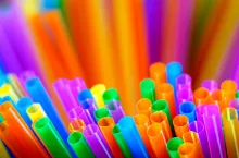 Zakazane będzie wprowadzanie do obrotu produktów jednorazowego użytku z tworzyw sztucznych, takich jak słomki (fot. Shutterstock)