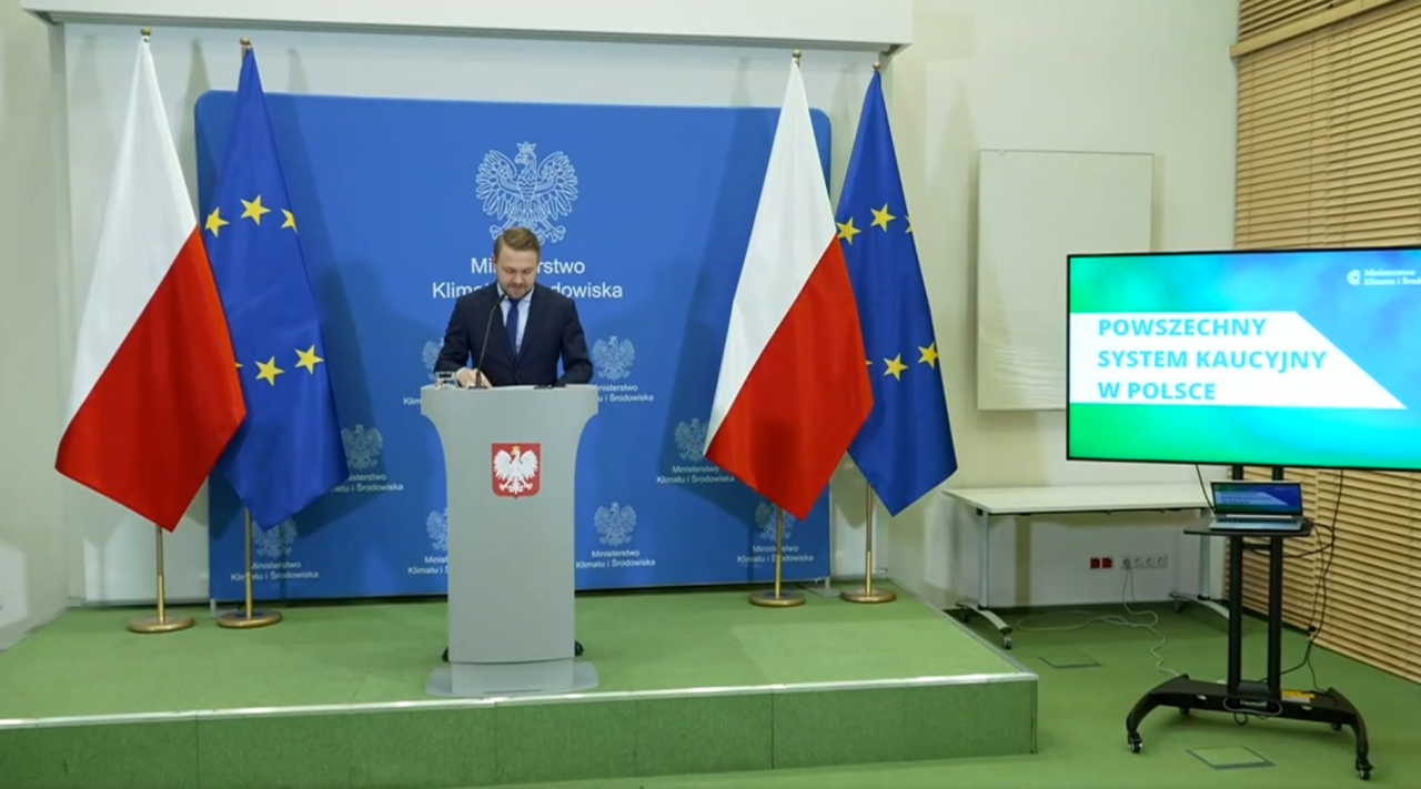 Wiceminister Jacek Ozdoba przedstawiający projekt ustawy o systemie depozytowo-kaucyjnym