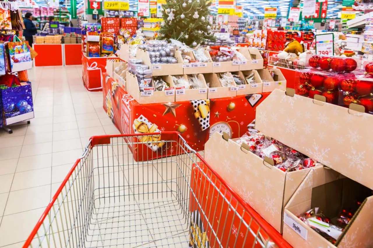 Godziny otwarcia sklepów w Wigilię i przed świętami zależą od obowiązującego prawa i samej sieci handlowej (Shutterstock)