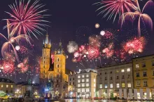 Pokaz fajerwerków na rynku w Krakowie (Shutterstock)