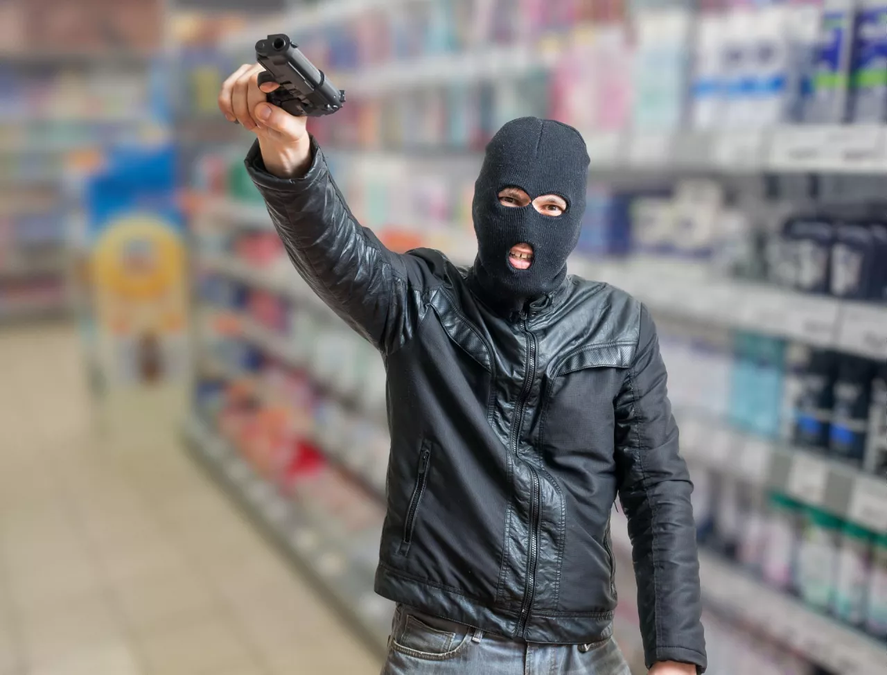 Napastnicy, którzy próbowali okraść kasę sklepu Żabka w Kobyłce byli wyposażeni w broń i metalową pałkę (fot. Shutterstock)