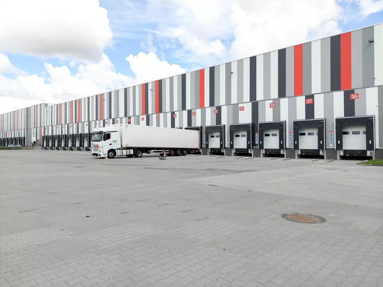 Nowy magazyn Rohlig Suus Logistics, o powierzchni 12,6 tys. mkw., rozpoczyna pełną działalność operacyjną od 1 sierpnia 2022 r. (fot. Rohlig Suus Logistics)