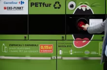 Tak wyglądają maszyny do odzysku butelek plastikowych i puszek pod nazwą PETfur testowane przez sieć Carrefour (fot. materiały prasowe)