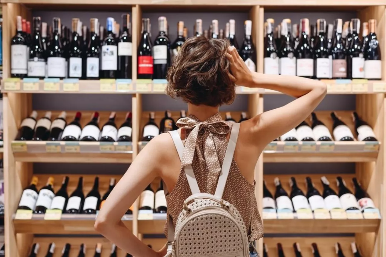 Kobiety nie kupują tyle samo alkoholu co mężczyźni (Shutterstock)