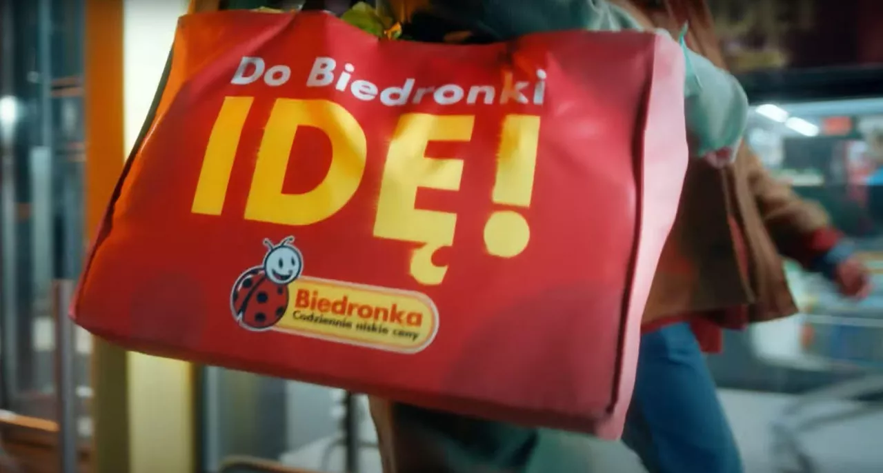Kadr ze spotu reklamowego ”Każdy powód jest dobry, żeby iść do Biedronki!”