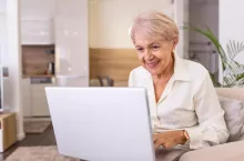 Osoby starsze lubią robić zakupy w internecie (Shutterstock)