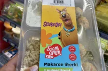 Na zdj. marka własna Szamamm Kids z wizerunkiem Scooby-Doo w sklepach sieci Żabka (fot. mat. prasowe)