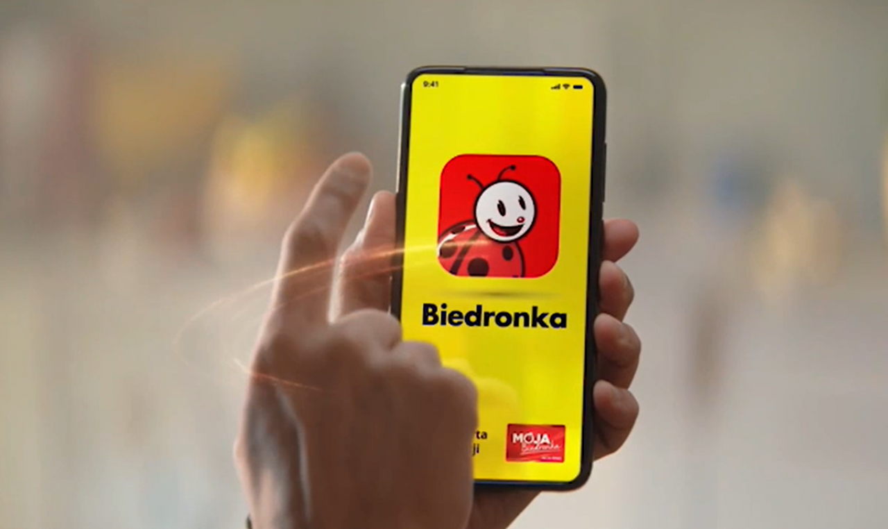 Kadr ze spotu reklamującego nową aplikację sieci Biedronka
