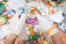 Rośnie góra plastikowych śmieci (fot. Adobe)