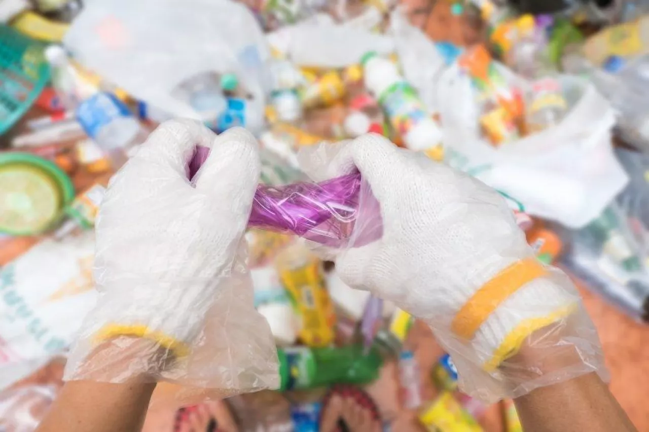 Rośnie góra plastikowych śmieci (fot. Adobe)