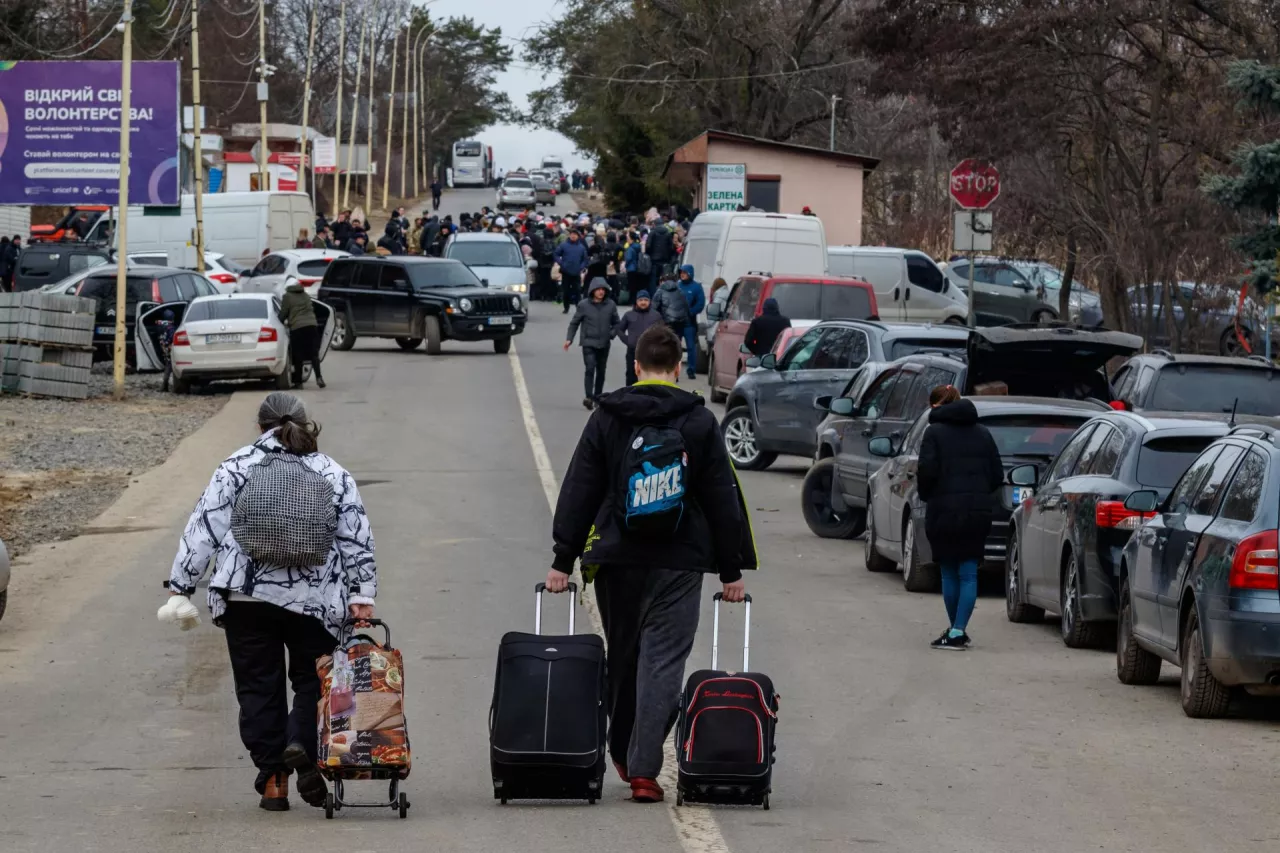Uchodźcy na ukraińskiej granicy (shutterstock.com)