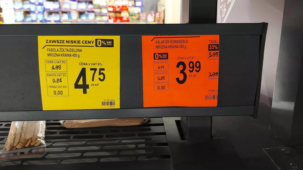 Nowe oznaczenie cen produktów promocyjnych w sklepach Biedronka. Cena regularna i cena referencyjna (wiadomoscihandlowe.pl/MG)