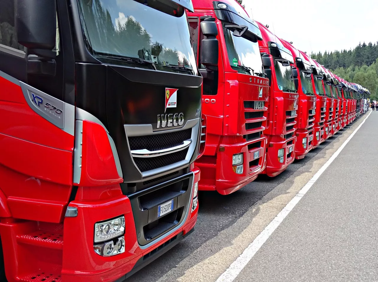 Czerwone ciężarówki, dostawca, logistyka