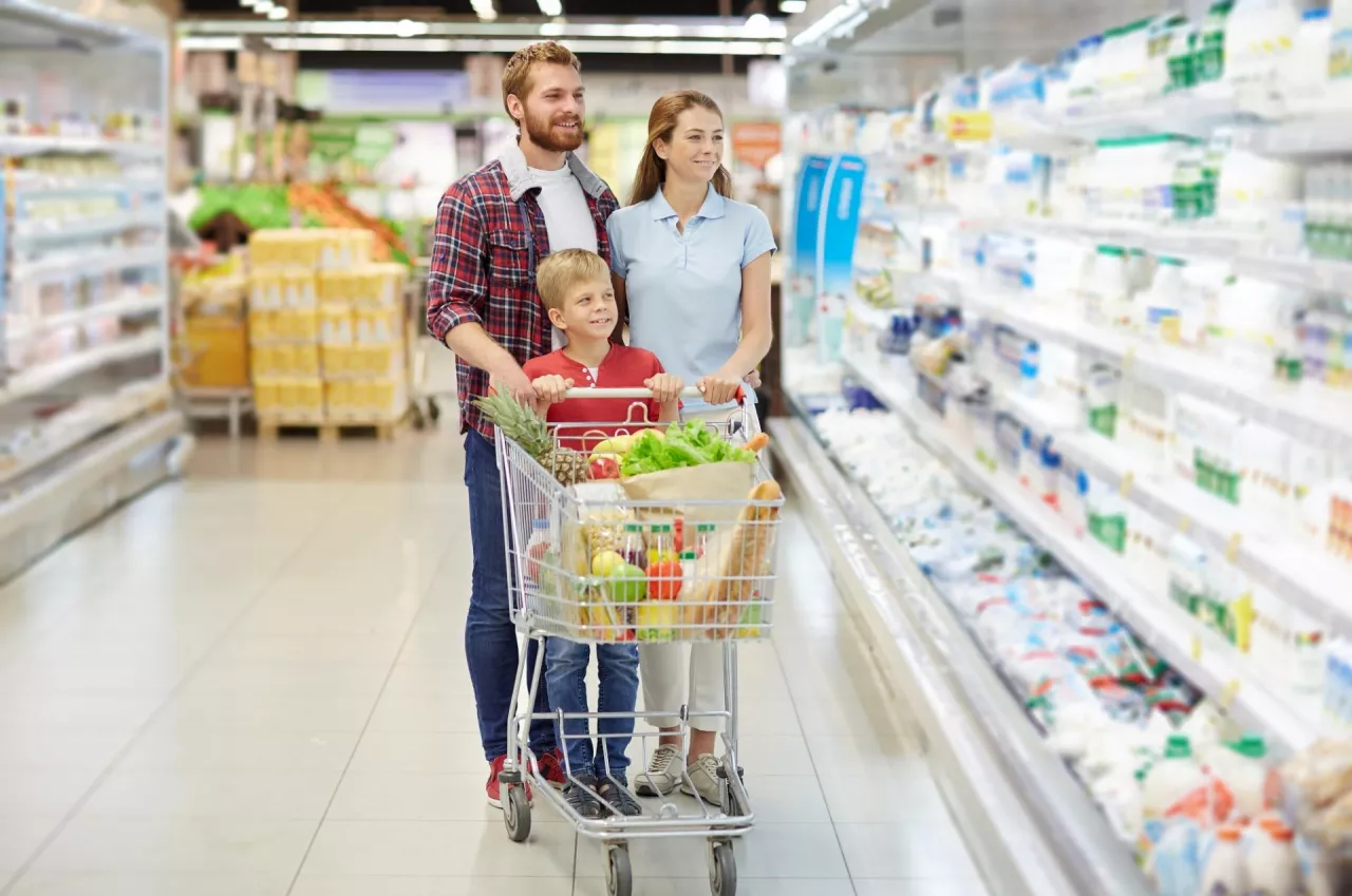 Wolniejszy wzrost cen w sklepach jest już widoczny od kilku miesięcy (fot. Shutterstock)