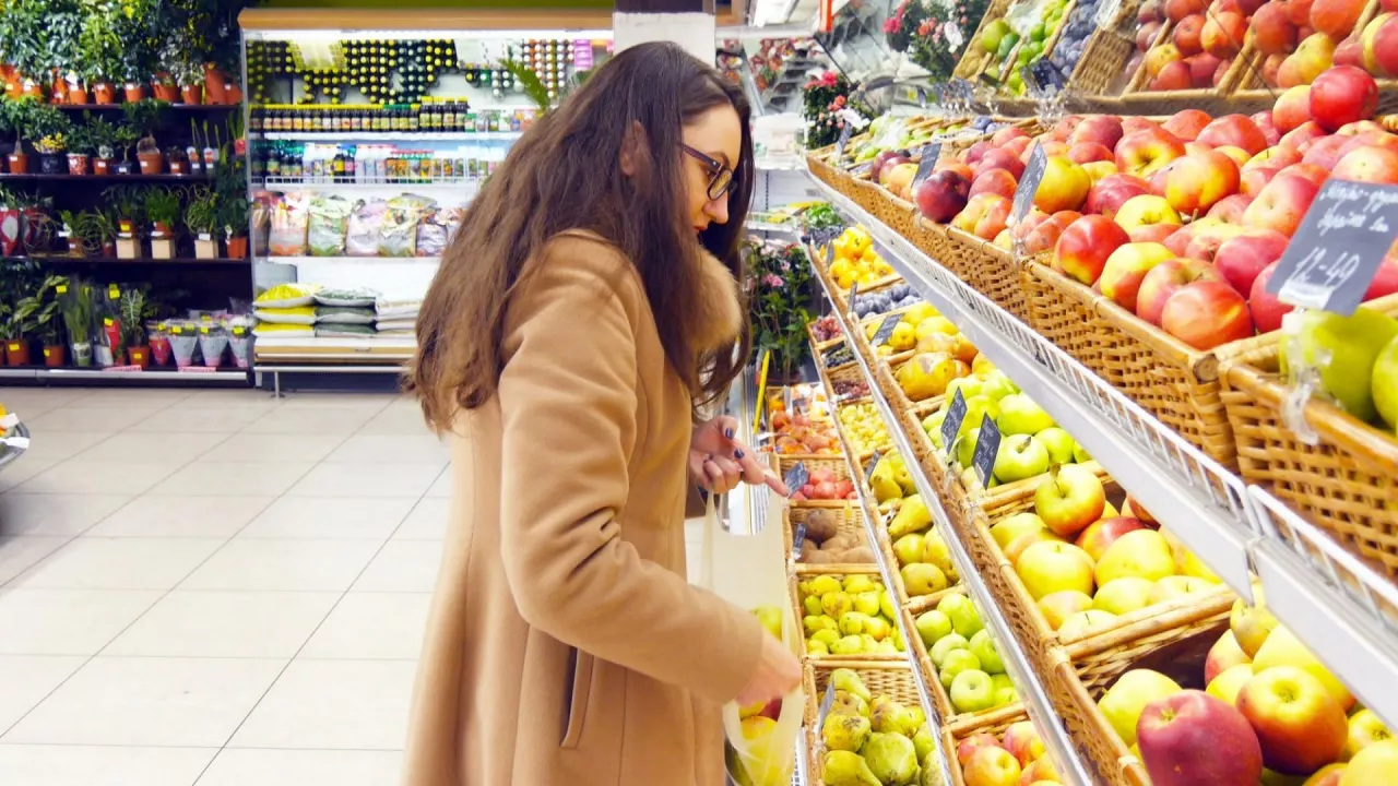 Inflacja ma wpływ na wydatki konsumentów, co odbija się na kondycji sklepów (fot. Shutterstock)