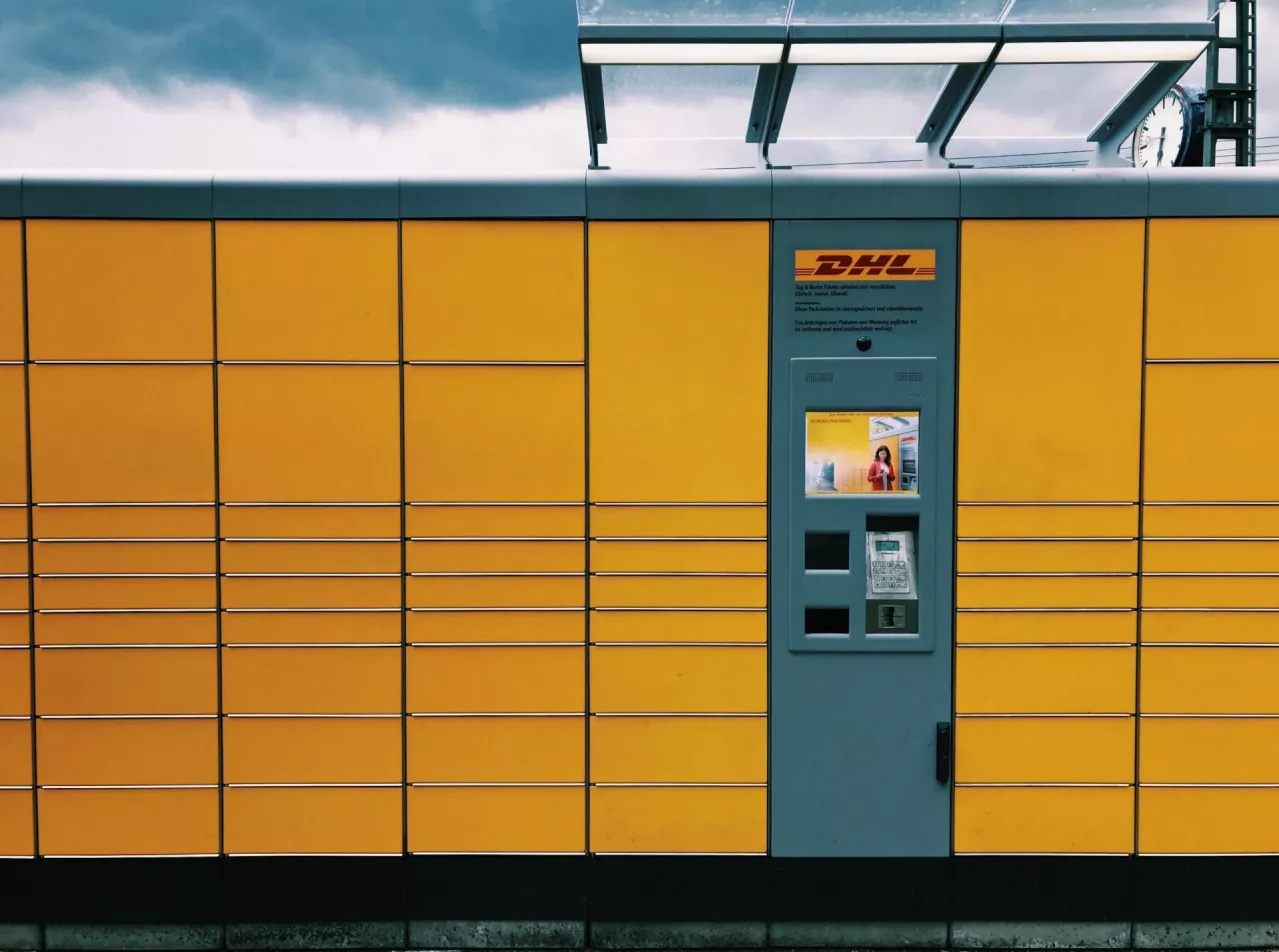 Partnerstwo DHL z Cainiao ma na celu budowę jednej z największych sieci automatów paczkowych w Polsce (fot. Jan Antonin Kolar/Unsplash)