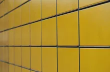 Konserwator zabytków zdecydował o usunięciu automatu paczkowego zamontowanego nielegalnie w centrum stolicy (fot. Łukasz Rawa/wiadomoscihandlowe.pl)