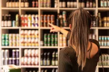 Procentowy udział alkoholu w całości wydatków Polaków utrzymuje się na stabilnym poziomie (fot. Shutterstock)