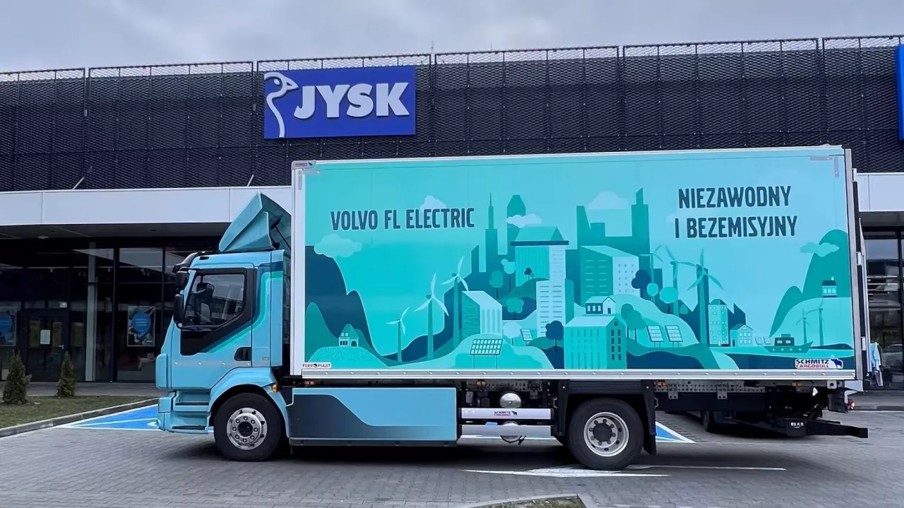 Firmy Jysk, Omega Transport i Volvo Trucks testują w Polsce zeroemisyjny transport towarów (Jysk)