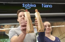 W ramach najnowszej akcji promocyjnej Żabka będzie nagradzała klientów, którzy do niej wrócą darmowymi hot dogami (mat. prasowe)