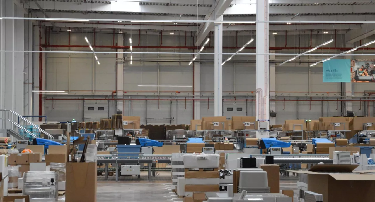 Magazyn e-commerce FM Logistic dla sieci Ikea obsługują roboty. Tu pakuje się zamówienia kupione online (wiadomoscihandlowe.pl/MG)