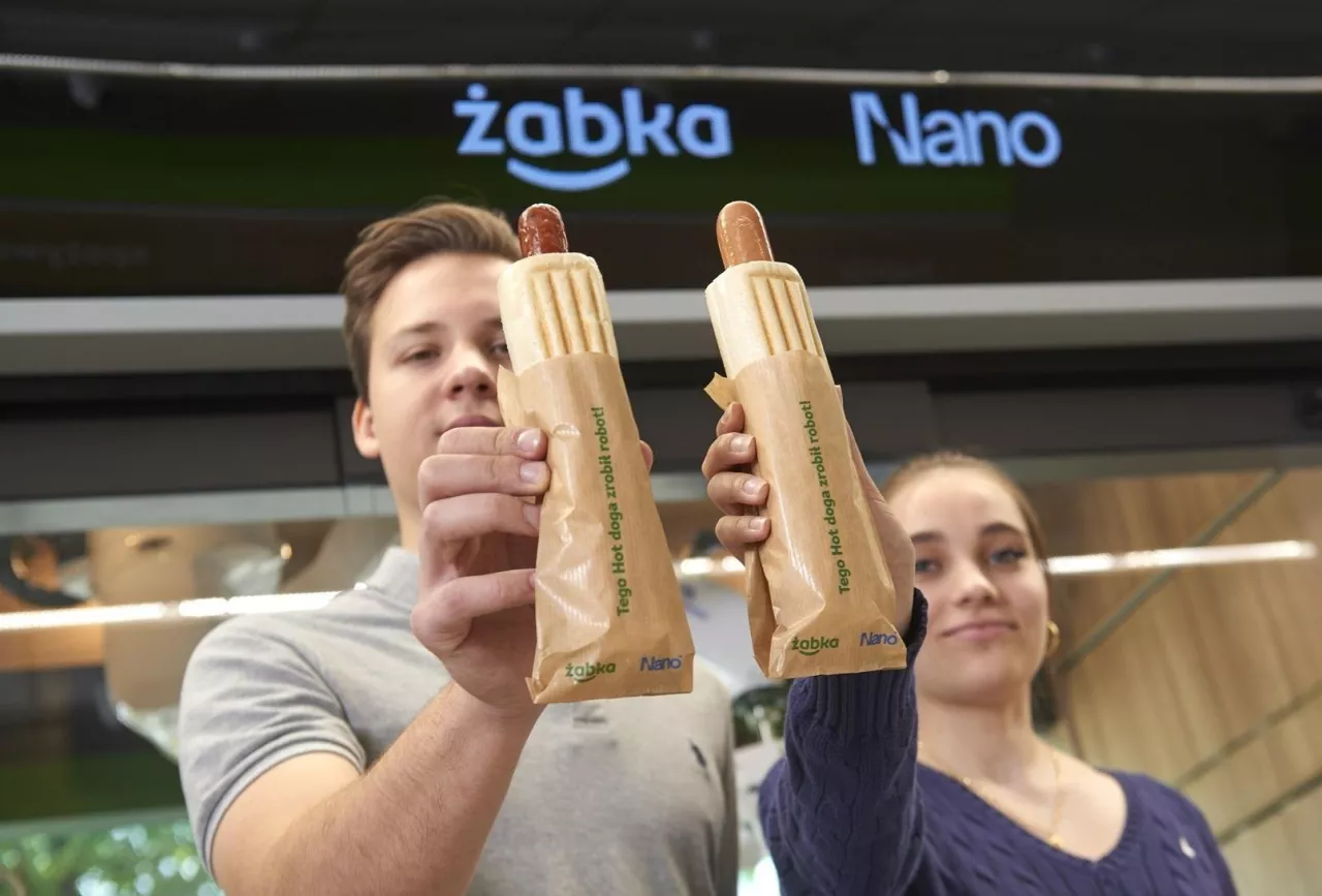W ramach najnowszej akcji promocyjnej Żabka będzie nagradzała klientów, którzy do niej wrócą darmowymi hot dogami (mat. prasowe)